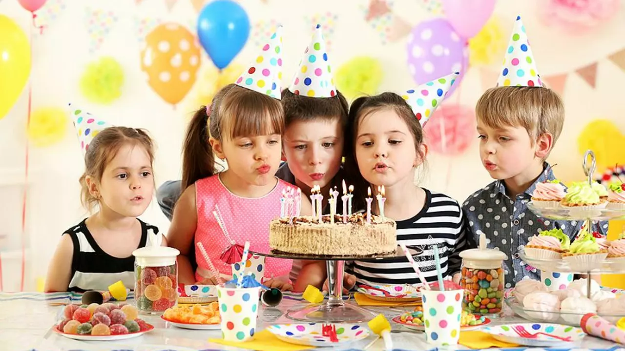 Jakie są niektóre gry na przyjęcia urodzinowe dla dzieci w pomieszczeniu?